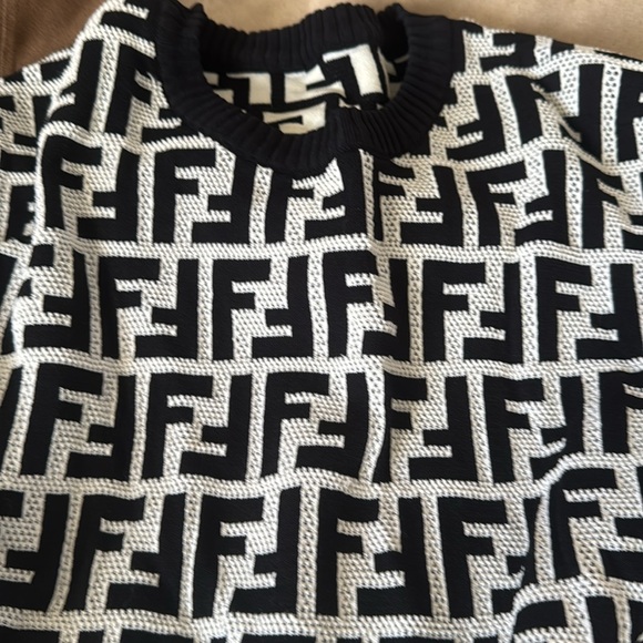 Black and white sweater - Picture 3 of 4